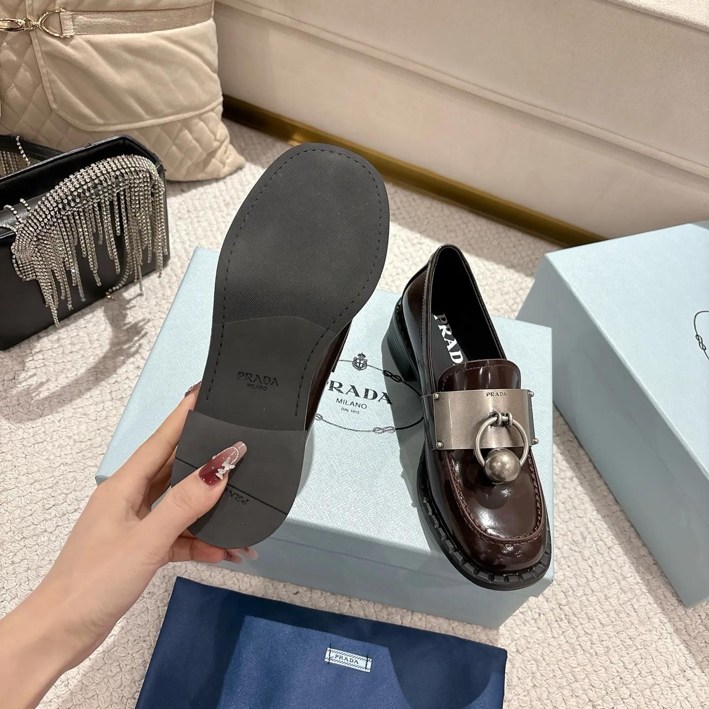 👟👟Ex-factory price 600👟👟 Prad✅Certified𝟐𝟎𝟐5𝙨𝙨 Early Spring Prada💯 #陈昊宇 Same style, many celebrity internet celebrities have the same style/medium-heeled British loafers, the metal buckle design adds a sense of sophistication, the overall shape is full of aura, and the British style small leather shoes are casual and high-end. Chen Haoyu’s same style/Prada25ss loafers! Fabric: Imported open edge beads Lining: Imported sheepskin Insole: Imported cowhide Women's model: Standard code 35-41 (customized at 40.41).  Color: black. light brown. white #陈昊宇 Same style Prada loafers # Temperament wear